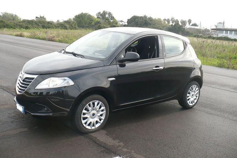Nero Usata 2015 Lancia Ypsilon S Due volumi | 7500 € (Buon prezzo) - Immagine 1/4