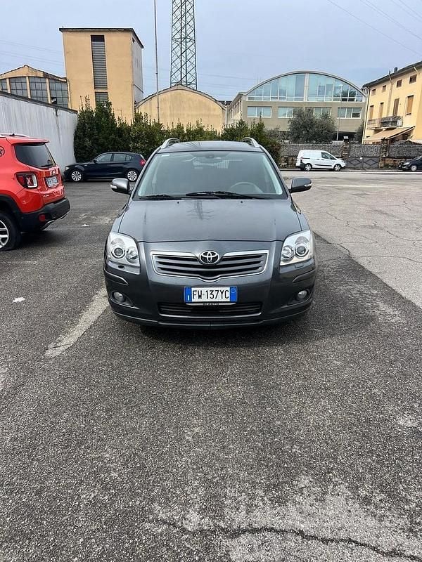 Usata Toyota Avensis 2007 Marrone Station wagon