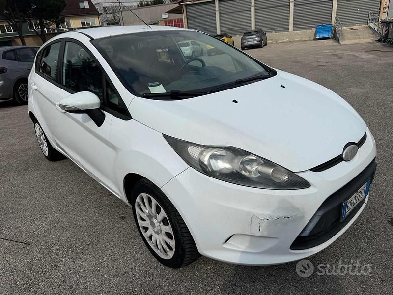 Usata Ford Fiesta Titanium 68 CV (50 kW) 2010 Bianco Utilitaria