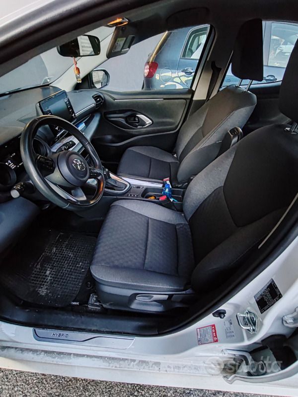 Usata Toyota Yaris Hybrid Trend 105 CV (77 kW) 2021 Bianco Utilitaria