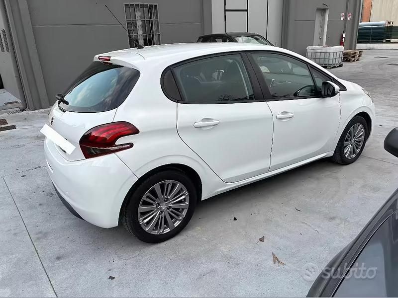 Usata Peugeot 208 Allure 82 CV (60 kW) 2016 Bianco Utilitaria
