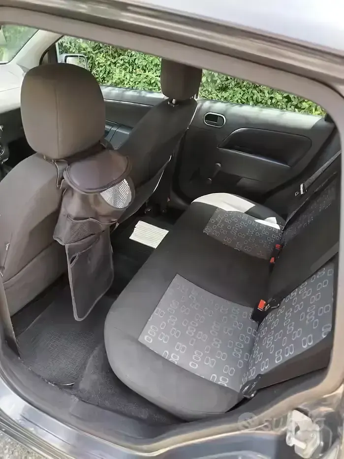 Usata Ford Fiesta 90 CV (66 kW) 2004 Grigio Utilitaria