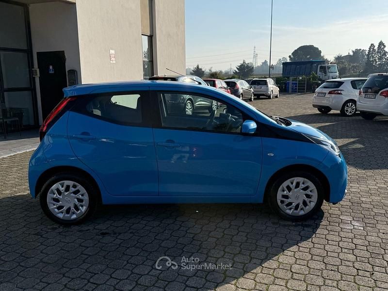 Usata Toyota Aygo Connect Style 72 CV (52 kW) 2020 Blu Utilitaria