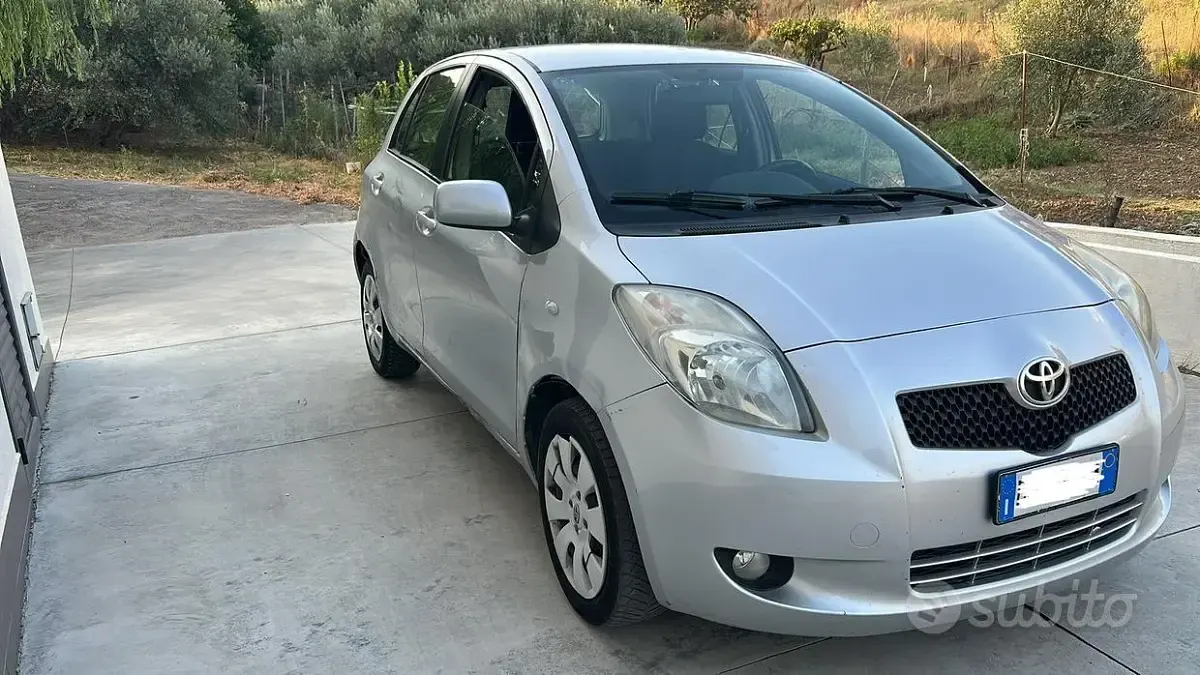 Usata Toyota Yaris 65 CV (47 kW) 2007 Grigio Utilitaria