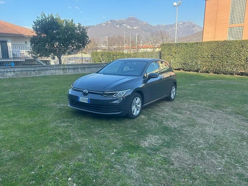 Grigio Usata 2022 VW Golf VIII Life Tre volumi | 18.900 € (Buon prezzo) - Immagine 1/4