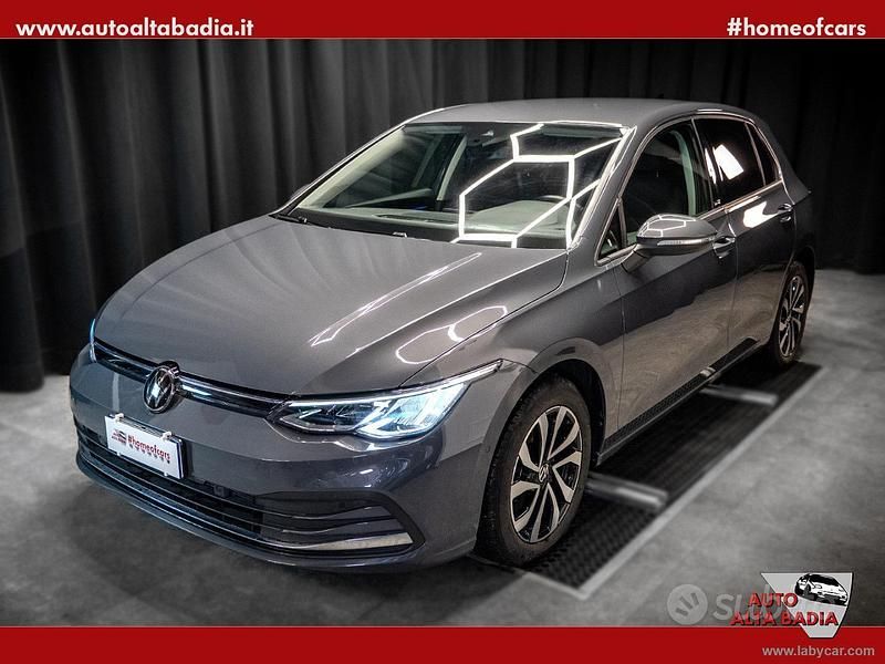 Usata VW Golf VIII Active 150 CV (110 kW) 2021 Grigio delfino Berlina
