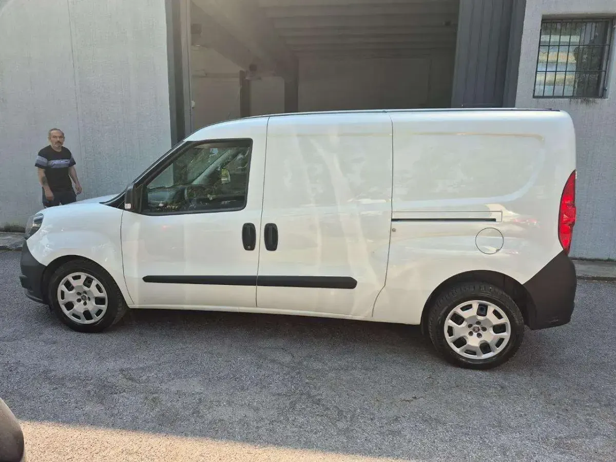 Usata Fiat Doblò Lounge 105 CV (77 kW) 2022 Bianco Monovolume