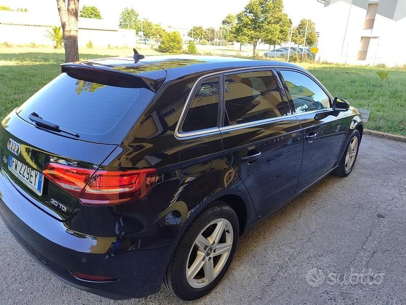 Begagnad Audi A3 2019 Svart Sedan