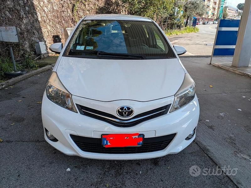 Usata Toyota Yaris 90 CV (66 kW) 2014 Bianco Utilitaria