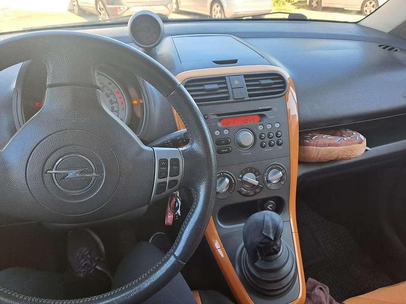 Usata Opel Agila Enjoy 65 CV (47 kW) 2009 Utilitaria