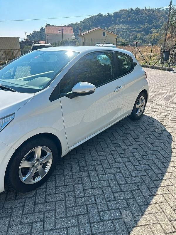 Gebraucht Peugeot 208 82 PS (60 kW) 2013 Weiß Kleinwagen