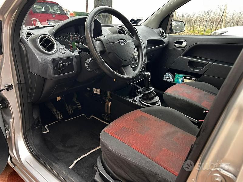 Usata Ford Fiesta 75 CV (55 kW) 2006 Grigio Berlina