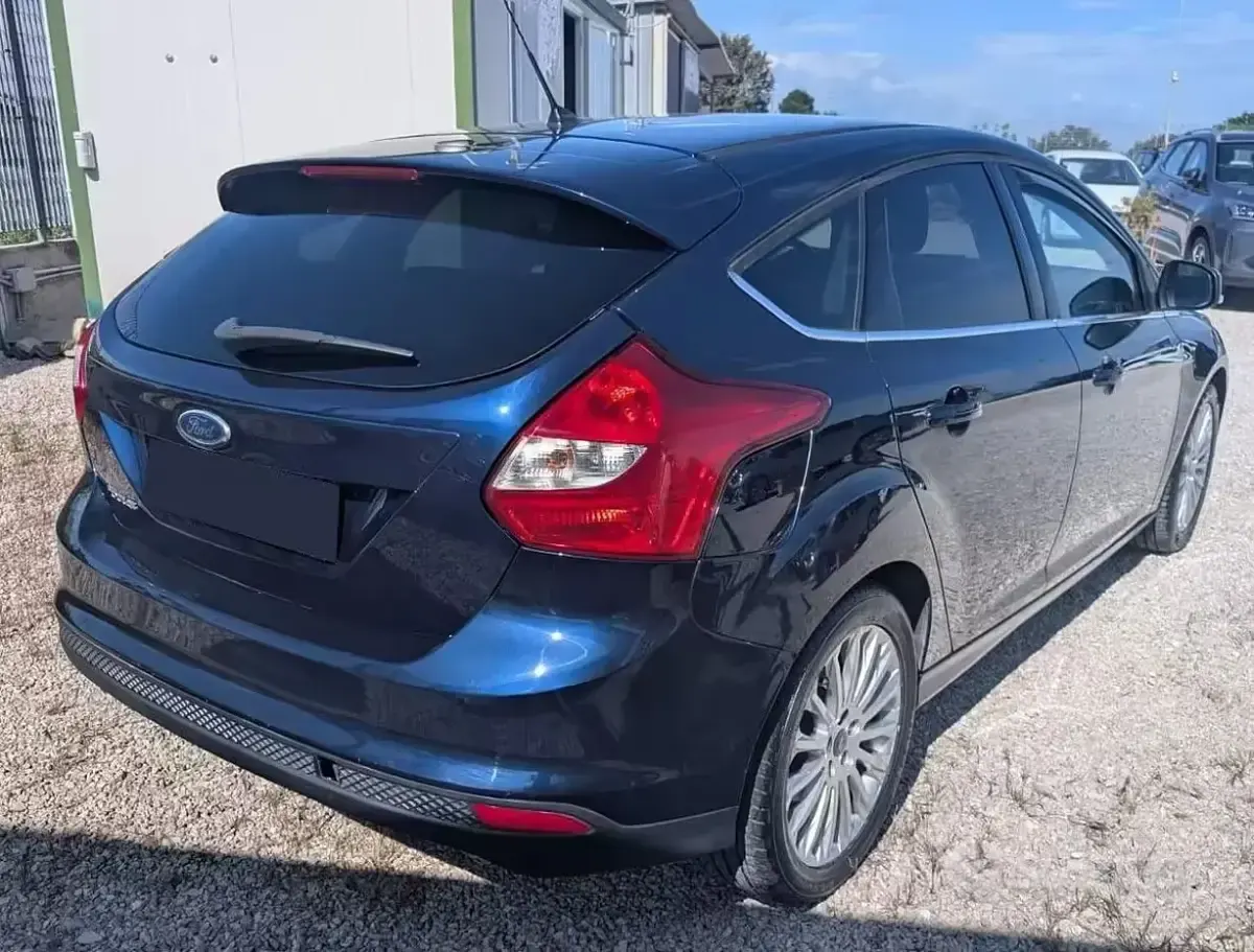 Usata Ford Focus Titanium 116 CV (85 kW) 2011 Blu Berlina