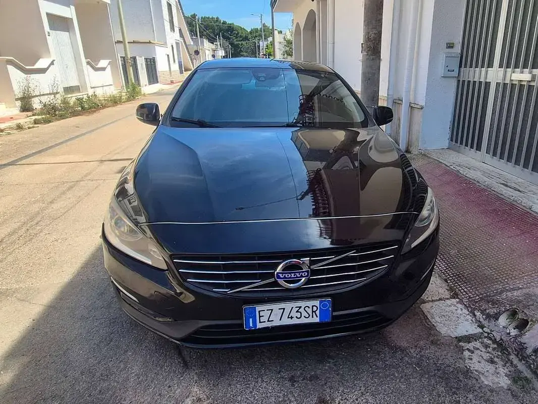 Usata Volvo V60 R-Design Momentum 114 CV (83 kW) 2015 Nero Station wagon