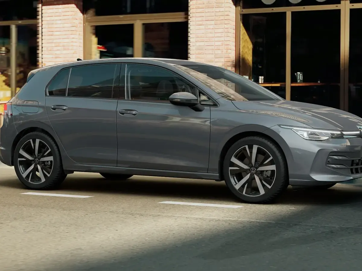 Nuova VW Golf VIII R-line Plus 204 CV (150 kW) 2026 Dolphin grey metallizzato Berlina