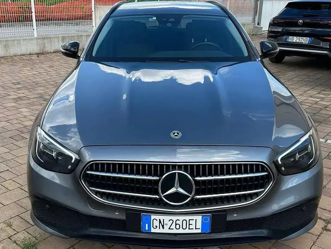 Usata Mercedes E220 Exclusive 194 CV (142 kW) 2022 Grigio Station wagon