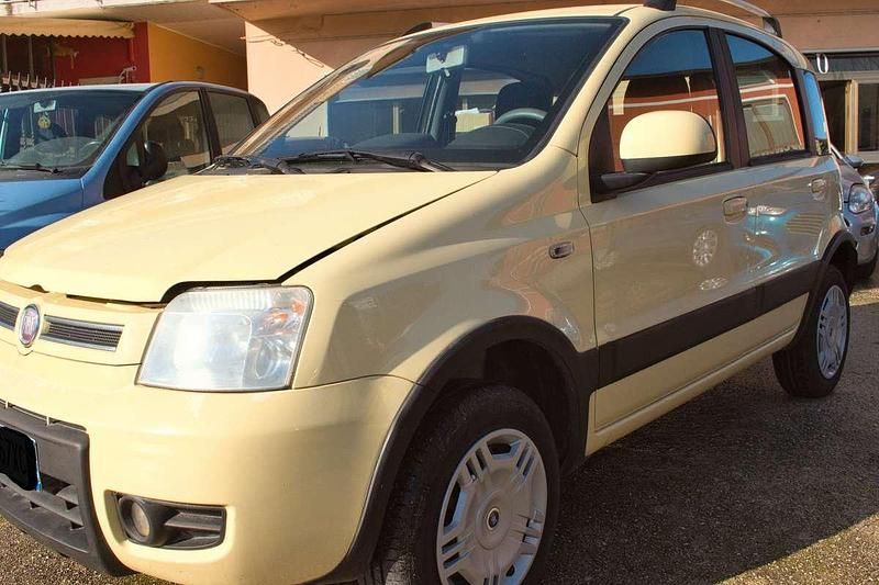Usata Fiat Panda 4x4 Climbing 69 CV (50 kW) 2011 Giallo Utilitaria