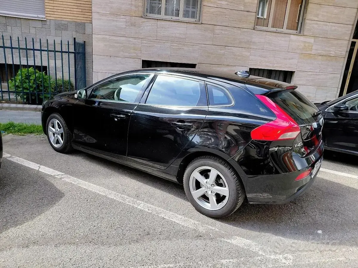 Usata Volvo V40 R-Design Momentum 120 CV (88 kW) 2016 Nero Berlina