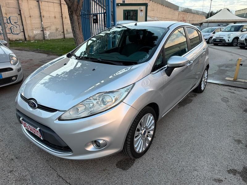 Usata Ford Fiesta Titanium 82 CV (60 kW) 2009 Argento Berlina