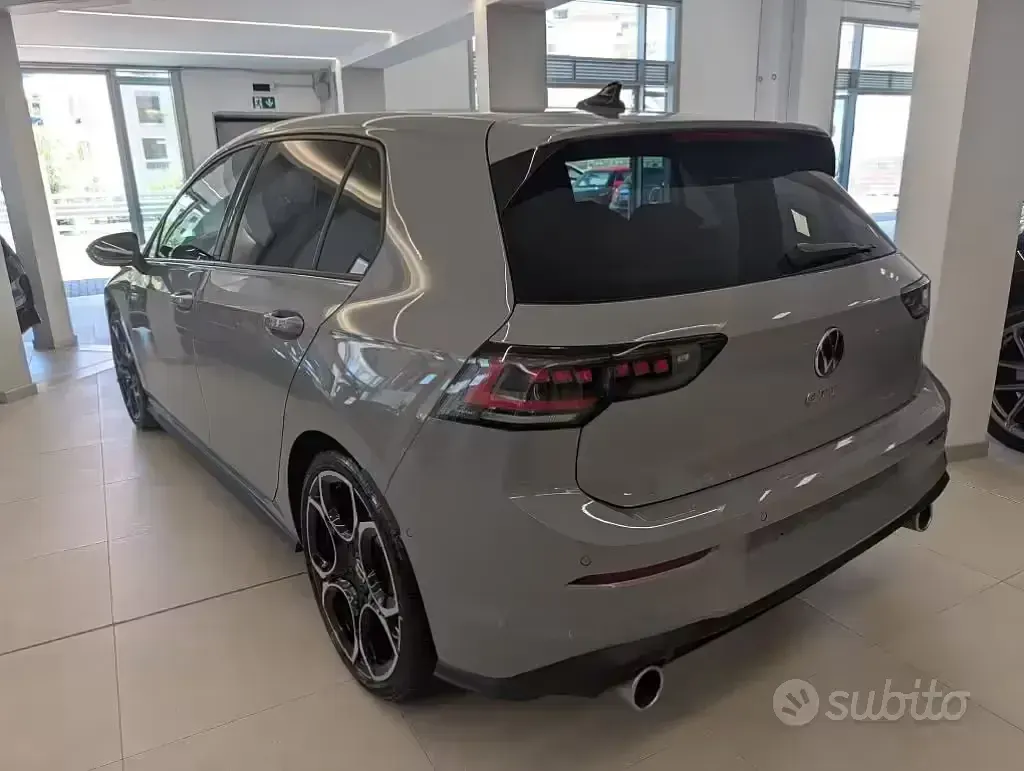 Usata VW Golf VIII GTI 265 CV (194 kW) 2025 Grigio Berlina