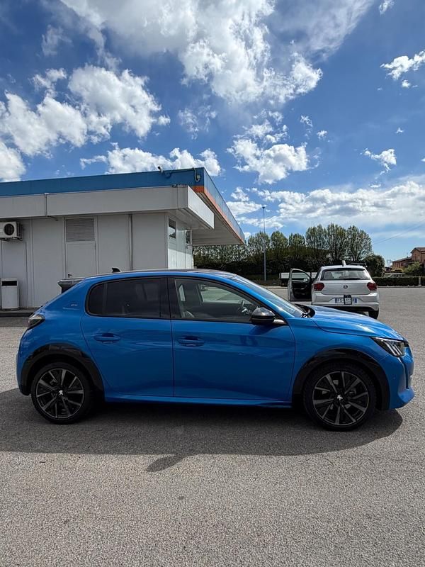 Usata Peugeot 208 GT 130 CV (95 kW) 2021 Blu Utilitaria
