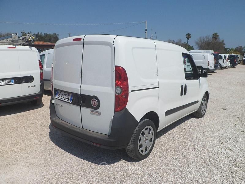 Usata Fiat Doblò 105 CV (77 kW) 2021 Bianco Monovolume