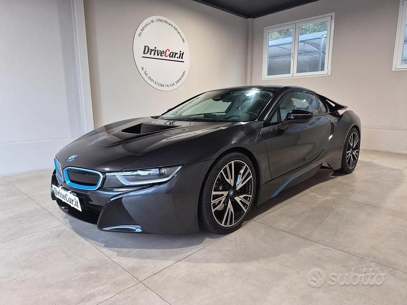 Grigio Usata 2015 BMW i8 Efficient Dynamics Coupé | 80.000 € (Molto cara) - Immagine 1/4