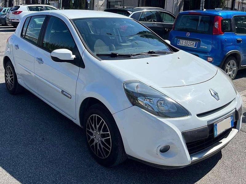 Usata Renault Clio II Dynamique 101 CV (74 kW) 2009 Bianco Berlina