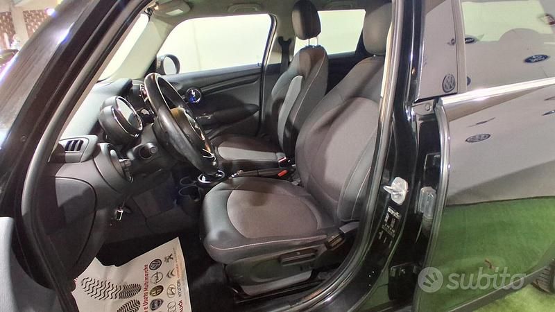 Käytetty Mini Cooper D 95 HP (69 kW) 2016 Musta Viistoperä