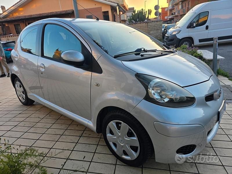 Usata Toyota Aygo 68 CV (50 kW) 2010 Grigio Utilitaria
