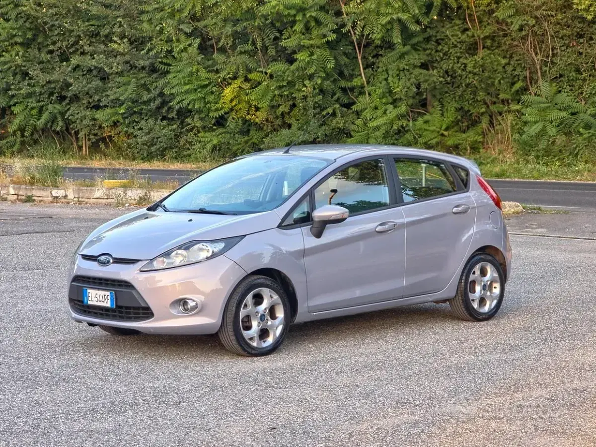Usata Ford Fiesta Titanium 70 CV (51 kW) 2012 Grigio Berlina