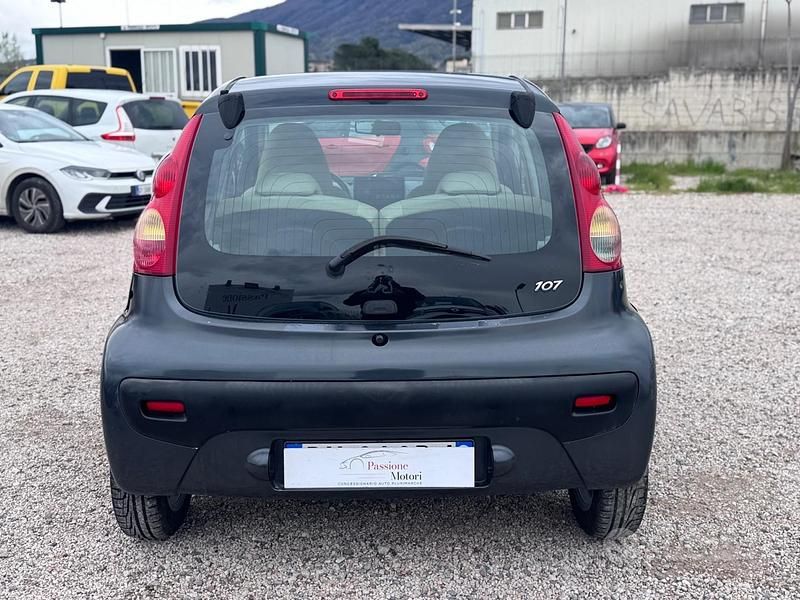 Usata Peugeot 107 54 CV (39 kW) 2008 Grigio Utilitaria