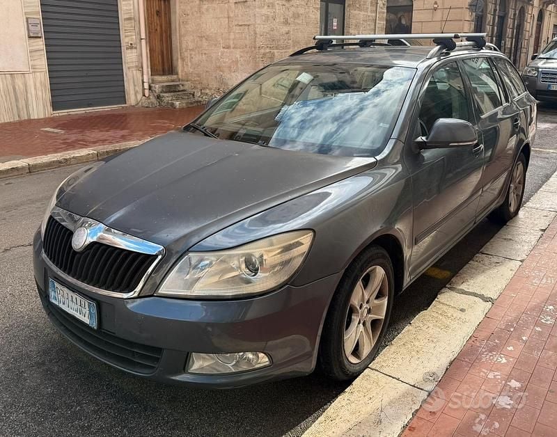 Grigio Usata 2009 Skoda Octavia Station wagon | 1500 € - Immagine 1/4