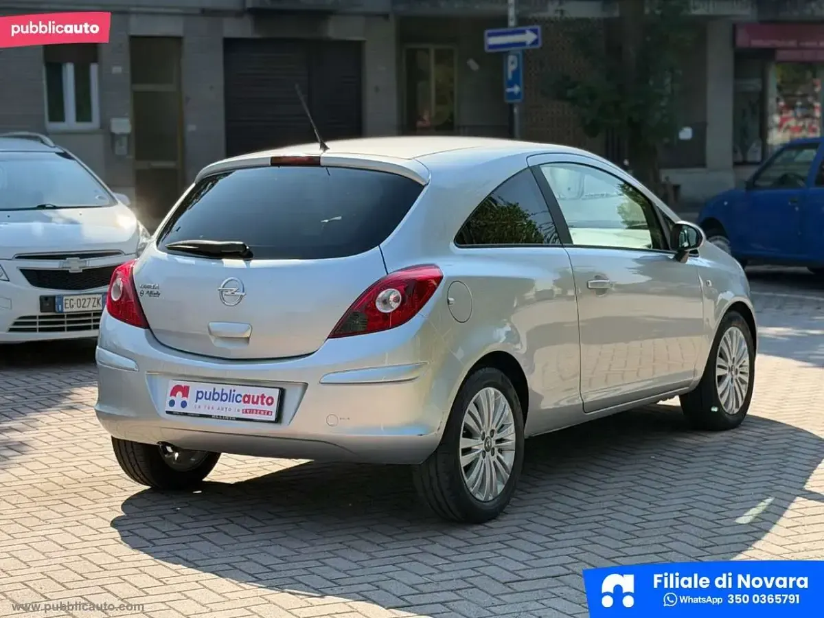 Usata Opel Corsa Club 86 CV (63 kW) 2012 Argento Utilitaria