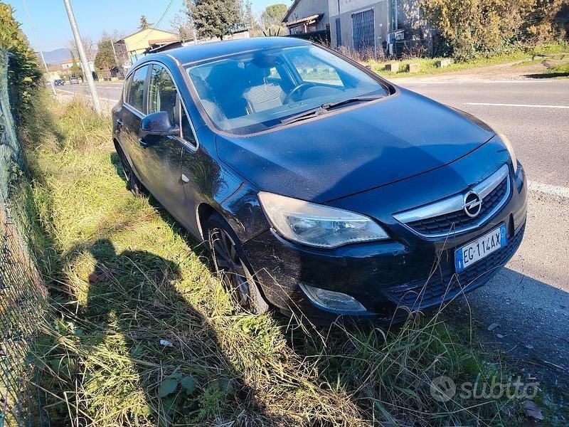 Nero Usata 2011 Opel Astra Tre volumi | 2000 € (Super prezzo) - Immagine 1/4