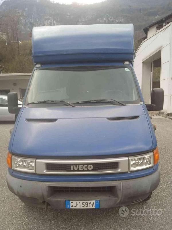 Usata Iveco 35.12 115 CV (84 kW) 2005 Blu Furgone