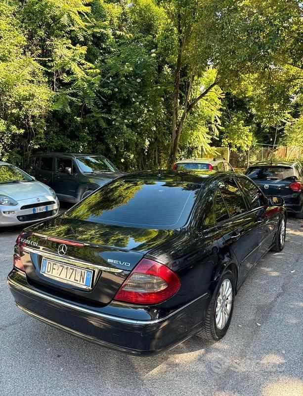 Usata Mercedes E220 Elegance 170 CV (125 kW) 2006 Nero Berlina