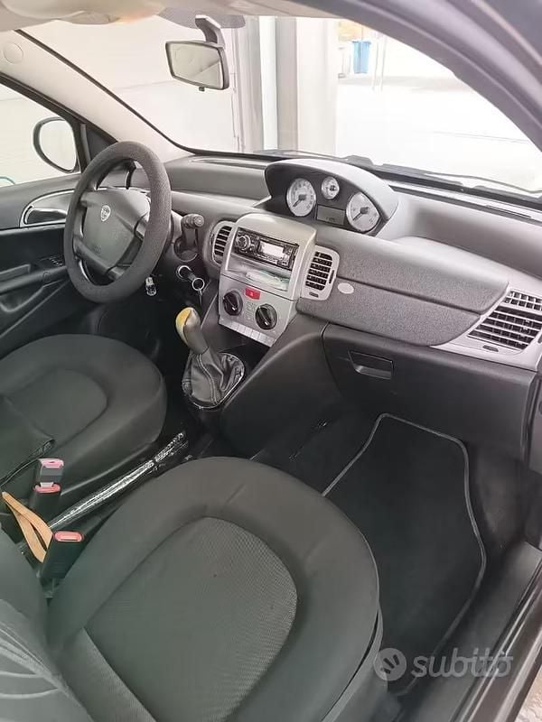 Usata Lancia Ypsilon 75 CV (55 kW) 2012 Marrone Utilitaria