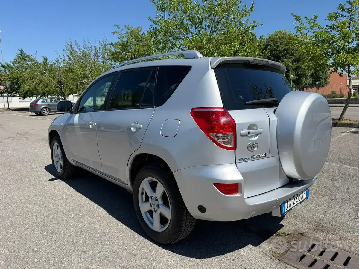 Usata Toyota RAV4 152 CV (111 kW) 2007 Grigio SUV
