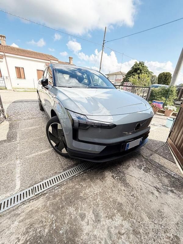 Grigio Usata 2024 Volvo EX30 SUV | 34.000 € (Ottimo prezzo) - Immagine 1/4