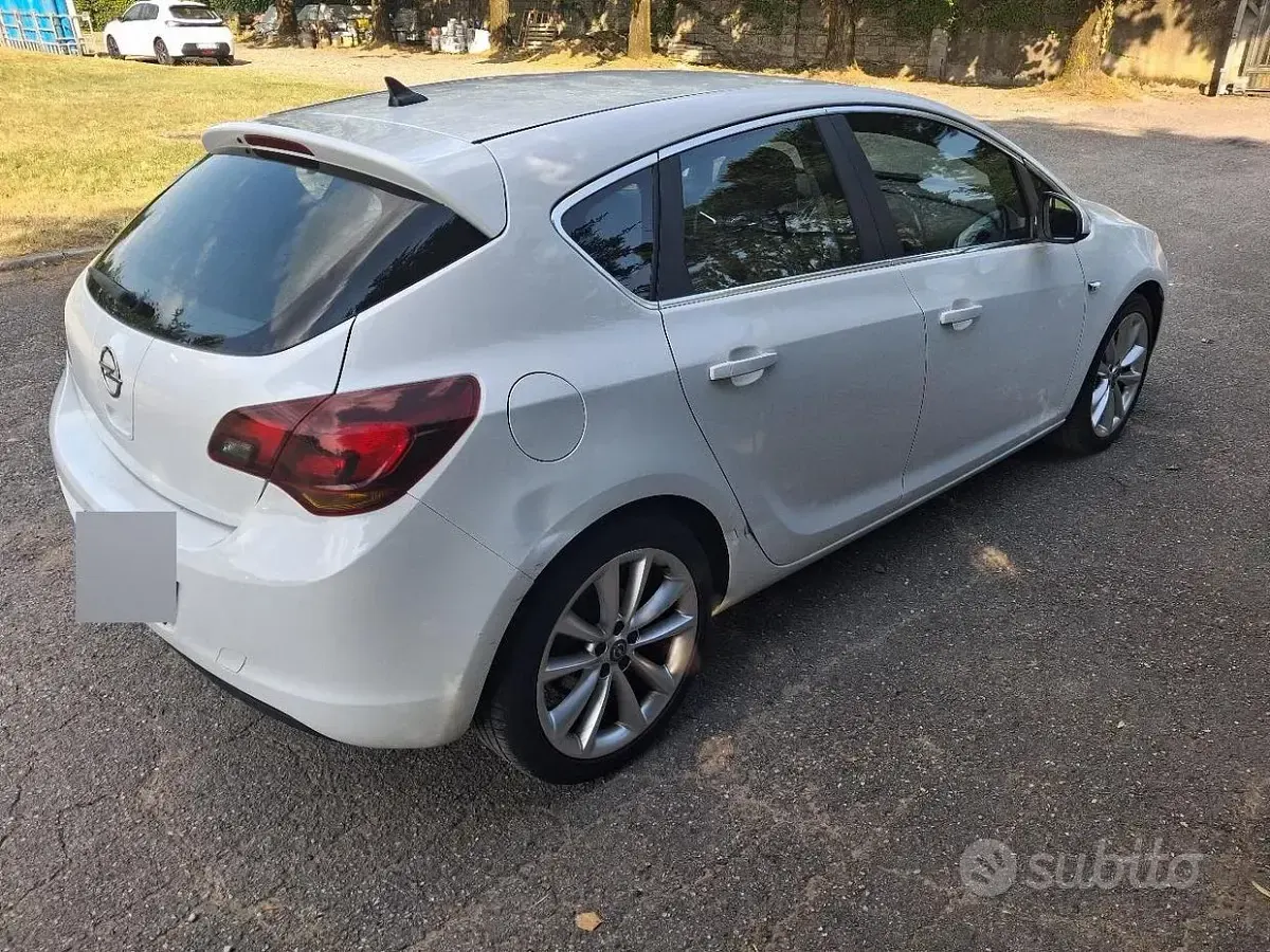 Usata Opel Astra 95 CV (69 kW) 2010 Bianco Berlina