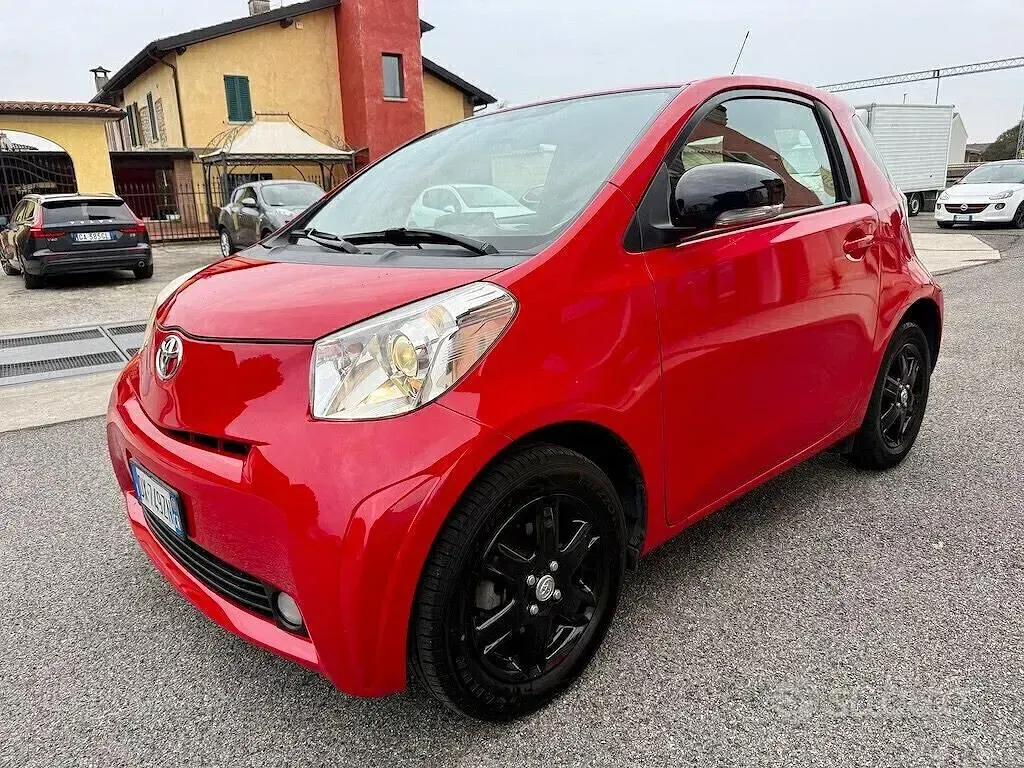 Usata Toyota iQ Sol 68 CV (50 kW) 2009 Rosso Utilitaria