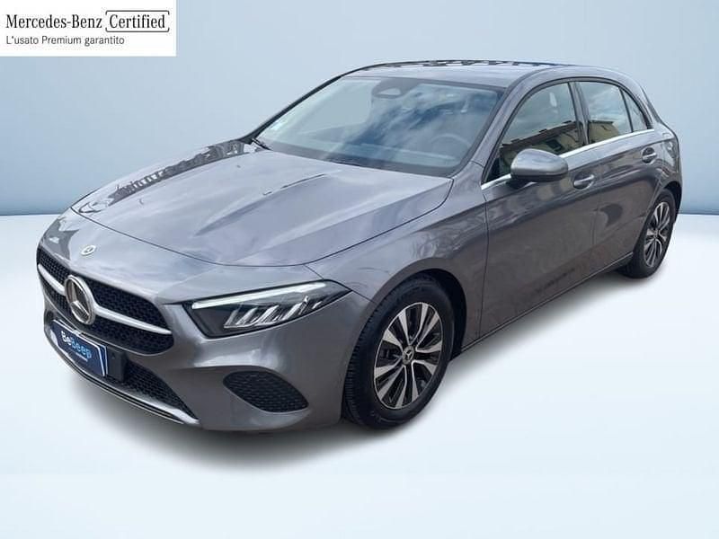 Grigio metallizzato Usata 2024 Mercedes A180 Advanced Tre volumi | 29.900 € (Buon prezzo) - Immagine 1/3