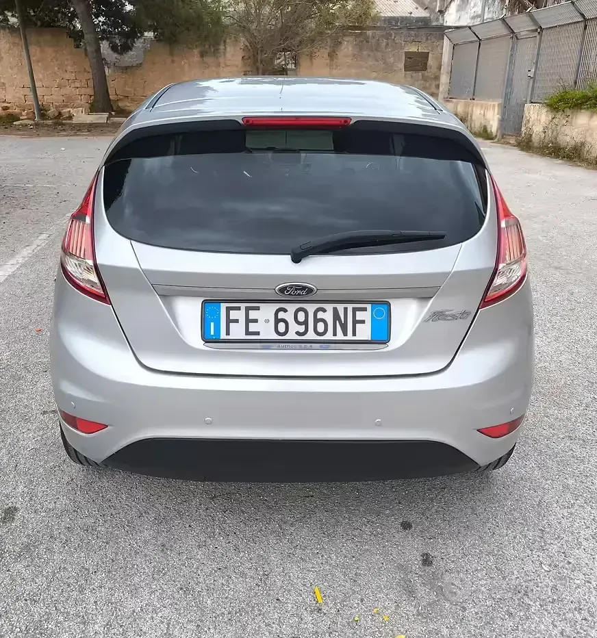 Usata Ford Fiesta 75 CV (55 kW) 2016 Grigio Utilitaria