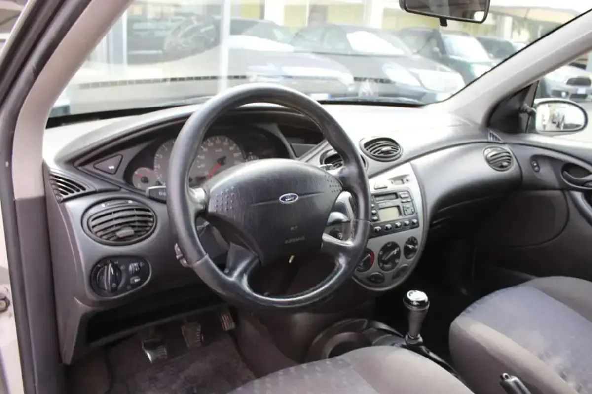 Usata Ford Focus Ghia 101 CV (74 kW) 2001 Argento Station wagon