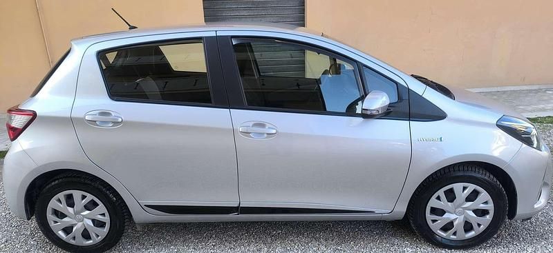 Usata Toyota Yaris Hybrid Active 73 CV (53 kW) 2019 Berlina