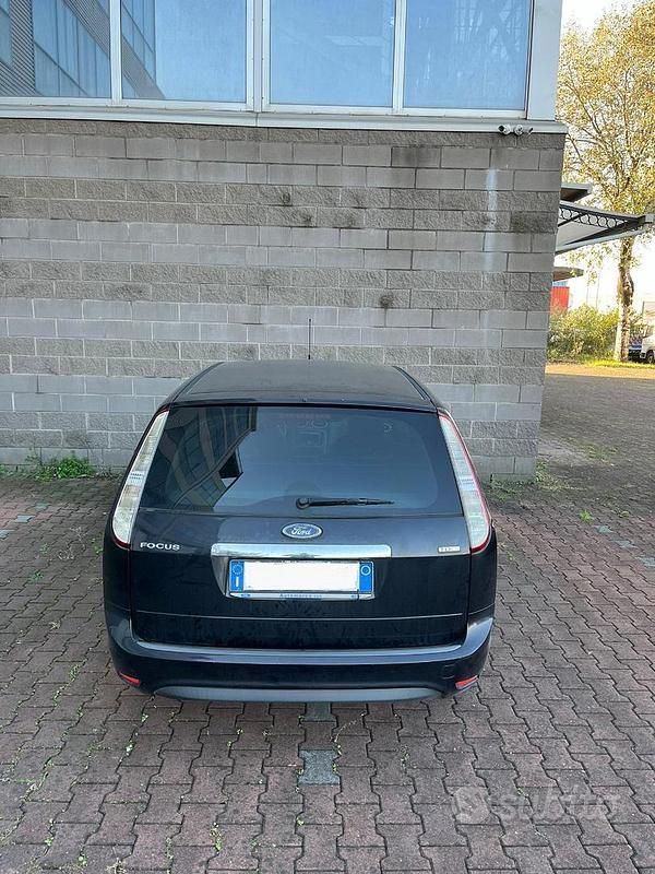 Käytetty Ford Focus Titanium 90 HP (66 kW) 2008 Musta Sedan