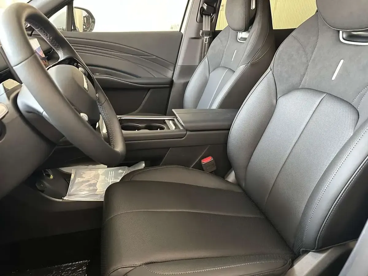 Nuova Omoda 7 279 CV (205 kW) 2026 Khaky white SUV