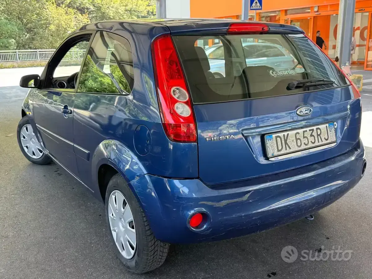 Usata Ford Fiesta Ghia 75 CV (55 kW) 2007 Blu Utilitaria