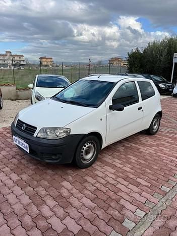 Usata Fiat Punto 69 CV (50 kW) 2005 Bianco pastello Utilitaria